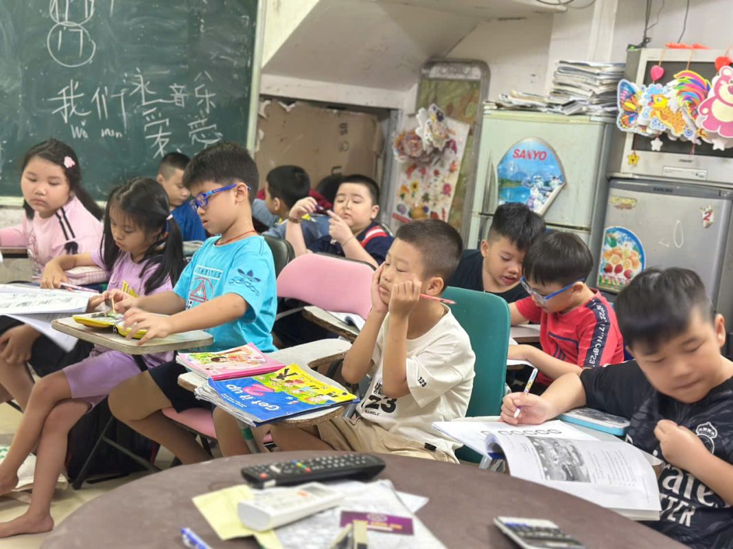 Học sinh học thêm Toán Quận 7 trong môi trường tập trung.