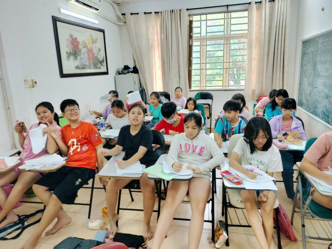 Học sinh thực hành tiếng Anh và củng cố kiến thức trên lớp.