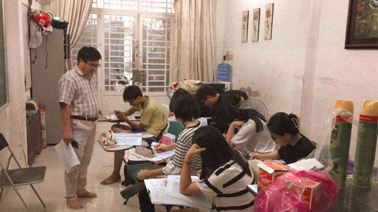 Trẻ luyện tập chủ động trong chương trình tiếng Anh tại Hồng Đấu.