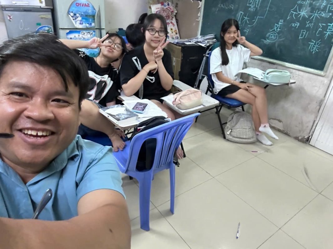 Hoạt động ôn tập tiếng Anh và rèn kỹ năng làm bài Cambridge.